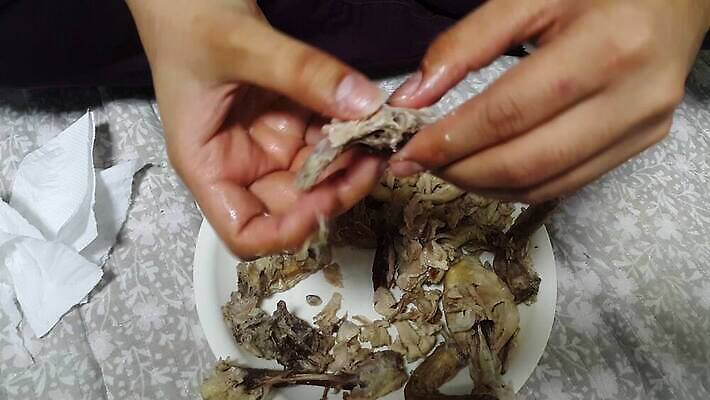 손 장갑 노동자 뼈 주택 골격 실내 육류 돼지고기 스테이크 사람없음 요리사 치킨 소고기 바비큐 자르기 향신료 준비 주부 분열 단백질 4K MOV 해외동영상 클립영상 직업 잡화 음식 식재료 모션 서양음식 내부 건물 신체부위 동영상 닭고기요리 영양소 향미료 파일형식