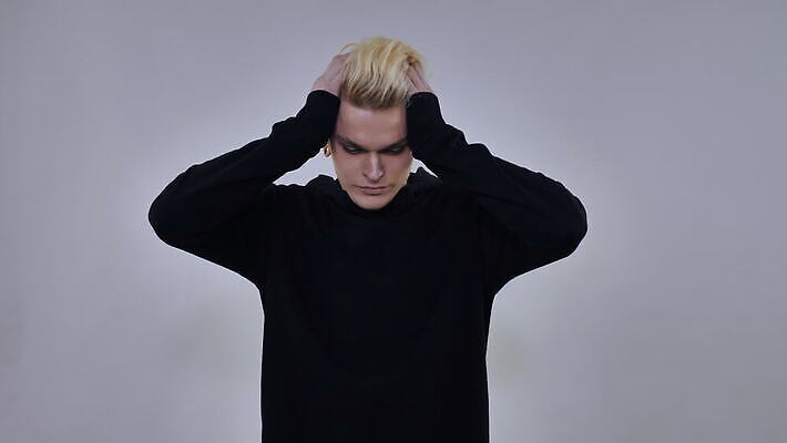 손 응시 남자 백그라운드 스트레스 실내 건강 피곤 한명 사람 20대 청년 30대 금발 머리 고통 표현 잡기 좌절 질병 두통 문제 편두통 힙스터 밀레니얼 4K MOV 해외동영상 클립영상 1 헤어스타일 시선 패션 감정 컨셉 의학 모션 성인 내부 신체부위 장년 경제 동영상 파일형식