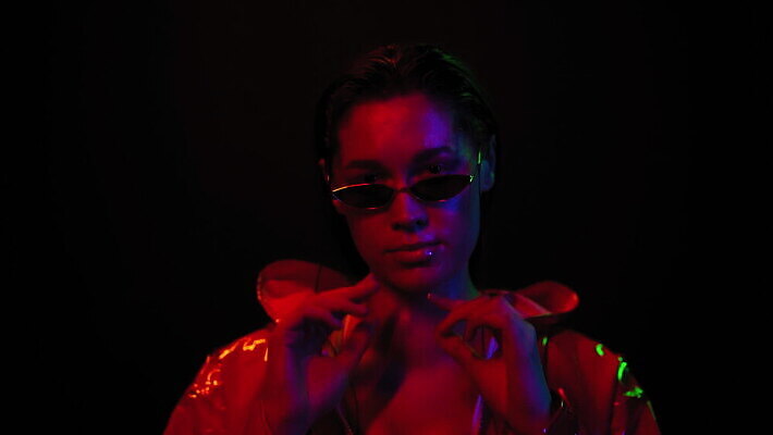 모델 직업 라이프스타일 여자 행복 얼굴 음악 분홍색 백그라운드 모션 휴가 실내 미술 한명 사람 성인 파란색 빛 컬러풀 파티 유행 보라색 검은색 어둠 공연 댄서 춤 야간 클럽 디스코 네온 느림 스타일 MOV 해외동영상 슬로모션 클립영상 자연요소 1 감정 컬러 문화예술 촬영기법 이벤트 내부 생활 신체부위 동영상 파일형식