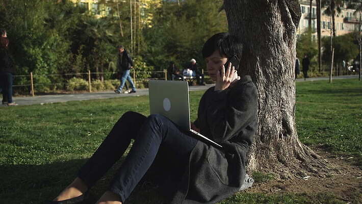 나무 백인 공원 여자 인터넷 비즈니스 통신 자연 모바일 갈색머리 세포 한명 사람 앉기 잔디 성인 야외 노트북 스마트폰 핸드폰 컴퓨터 유행 잡기 도시 비즈니스우먼 네트워크 우아함 무선전화기 전화기 스마트 온라인 아이폰 프리랜서 4K MOV 해외동영상 클립영상 서양인 식물 직업 1 헤어스타일 공공시설 컨셉 모션 전자제품 스마트기기 직장인 생태계 동영상 파일형식