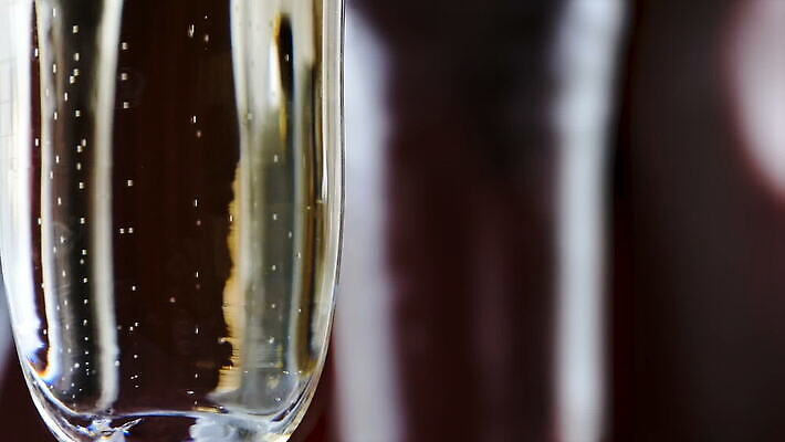 전통 음료 유리 사람없음 컵 반사 와인 축제 거품 축하 알코올 액체 황금 닫기 소프트포커스 샴페인 크리스탈 스파클링와인 MOV 해외동영상 클립영상 식기 컨셉 모션 재질 주류 촬영기법 광석 동영상 탄산 파일형식