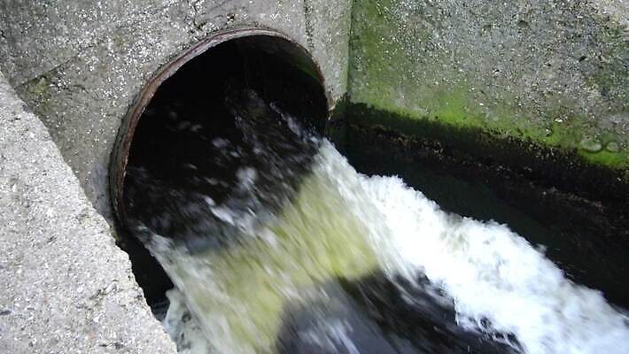 산업 하늘 사람없음 물 환경 흐름 액체 개울 오염 붓기 콘센트 전기에너지 쓰레기 숲 버리기 냄새 공학 악취 펌프 낭비 배수구 해고 생태학 파이프라인 하수 끈적임 4K 유체 MP4 해외동영상 클립영상 자연요소 교육 컨셉 비즈니스 모션 강 에너지 파이프_관 동영상 파일형식