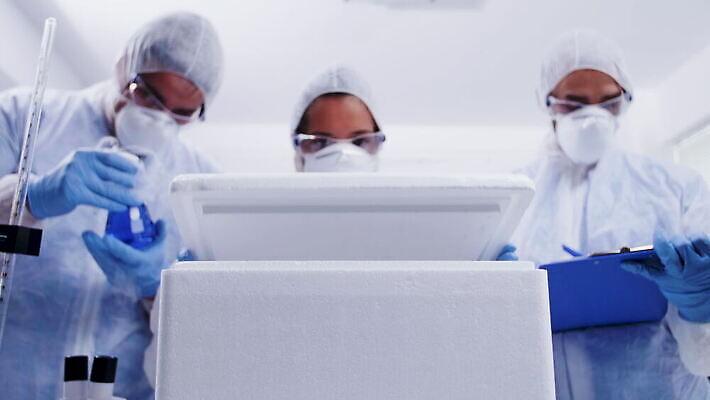 접시 여자 남자 과학 장갑 현미경 실험 사람 사람없음 치료 약 장비 추위 업무 실험실 바이러스 연기 보호 질병 연구원 과학자 분석 생물학 냉장고 튜브 공학 박테리아 발견 개발 냉동고 돌봄 백신 유전 4K MOV 해외동영상 클립영상 직업 식기 잡화 교육 컨셉 의학 모션 실험기구 가전제품 작업 동영상 학자 파일형식