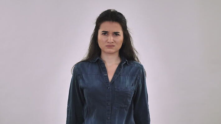 백인 손 여자 백그라운드 손가락 청소년 갈색머리 실내 한명 20대 성인 30대 뷰티 분노 짜증 표현 중앙 보여주기 나쁜 표현성 4K MOV 해외동영상 클립영상 서양인 1 헤어스타일 감정 모션 사람 청년 내부 신체부위 장년 동영상 파일형식