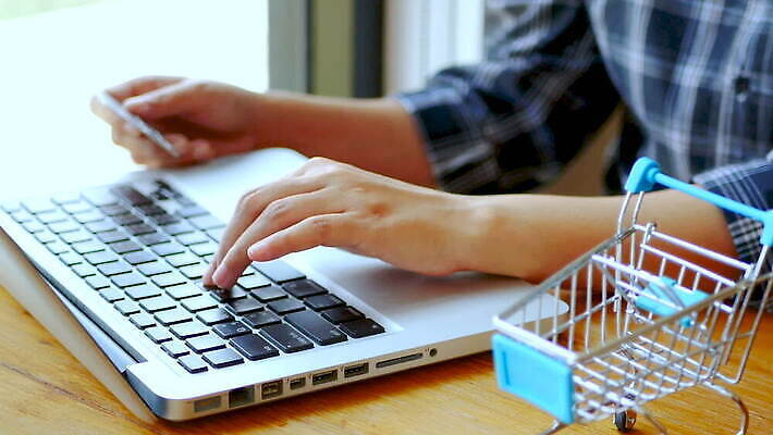 라이프스타일 손 여자 크리스마스 돈 인터넷 비즈니스 통신 주택 선물 한명 금융 노트북 스마트폰 쇼핑 컴퓨터 알약 상점 카트 타이핑 네트워크 신용카드 구매 연결 고객 결제 온라인쇼핑 질서 온라인 전자상거래 계좌 인출 MOV 해외동영상 클립영상 1 기념일 사람 건물 생활 신체부위 경제 전자제품 핸드폰 스마트기기 약 예절 재산 동영상 파일형식