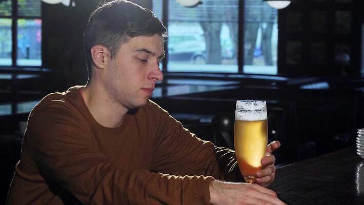 라이프스타일 남자 음료 유리 휴가 휴식 기념 맥주 생맥주 한명 미소 이벤트 식당 축제 카페 기쁨 알코올 신선 도시 바 맛 갈증 계산대 고객 토스트 주말 양조장 옥토버페스트 혼자 유흥 4K MOV 해외동영상 클립영상 1 감정 빵 컨셉 재질 주류 표정 사람 생활 상점 동영상 파일형식