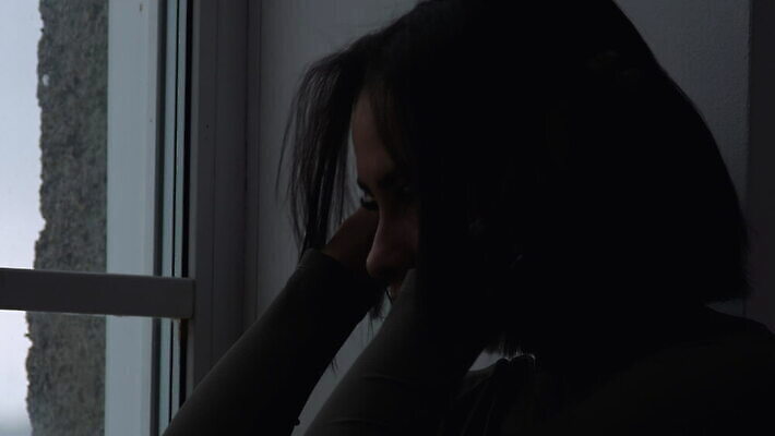 라이프스타일 감정 얼굴 흑인 백그라운드 생각 스트레스 실내 표정 한명 유행 기댐 고통 슬픔 고급 좌절 고독 지루함 고민 다문화 두통 문제 긴장 세대 몽상가 배려 부정적 심각 혼란 혼자 스타일 밀레니얼 MOV 해외동영상 클립영상 서양인 1 컨셉 모션 사람 내부 생활 신체부위 경제 질병 사회이슈 동영상 파일형식