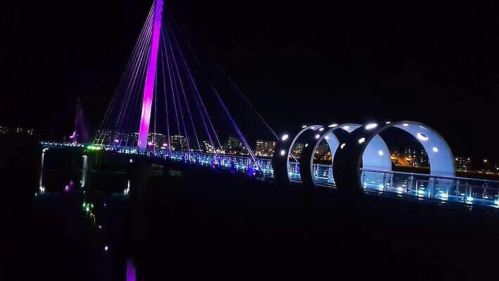 유럽 아시아 바다 여행 건축양식 전등 조명 한국 동양인 풍경 사람없음 건물 물 도시풍경 반사 여행객 탑 항구 고층빌딩 새벽 도시 만 보트 도심 야간 저녁 장면 스카이라인 석호 빛망울 랜드마크 4K MOV 해외동영상 클립영상 자연요소 건축물 건축 나라 배_교통 교통시설 사람 인종 빌딩 빛 동영상 파일형식