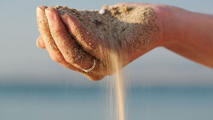 손 여자 모래 바다 사람 성인 반지 잡기 떨어짐 MOV 해외동영상 클립영상 컨셉 장신구 모션 신체부위 동영상 파일형식