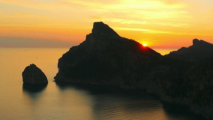 실루엣 자연 하늘 사람없음 야외 일출 암석 4K MOV 해외동영상 클립영상 촬영기법 노을 돌_바위 생태계 동영상 파일형식