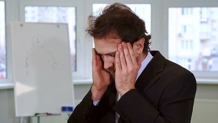 백인 직업 손 남자 비즈니스 손가락 노동자 스트레스 실내 피곤 한명 서기 사람 사무실 머리 고통 슬픔 흰색 마사지 작업 사찰 비즈니스맨 좌절 닫기 디자이너 종업원 경영자 두통 업무과다 문제 긴장 경영 우울증 정중 투자자 트러블 편두통 4K MOV 해외동영상 클립영상 서양인 1 감정 컬러 컨셉 종교건축 모션 내부 신체부위 업무 직장인 질병 리더 투자 동영상 파일형식