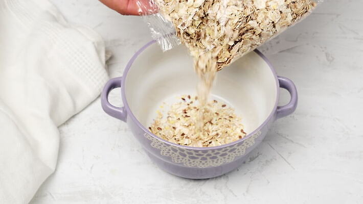 손 음식 조각 다이어트 가방 재료 탁자 건조 건강 씨앗 사람없음 쌓기 식사 흰색 사발 아침식사 정상 낟알 시리얼 먹기 유기농 날것 흙더미 내추럴 뮤즐리 오트밀 채식주의자 그래놀라 4K MOV 해외동영상 클립영상 식물 웰빙 잡화 컬러 가구 모션 신체부위 흙 사기그릇 채식 동영상 파일형식 더미 귀리