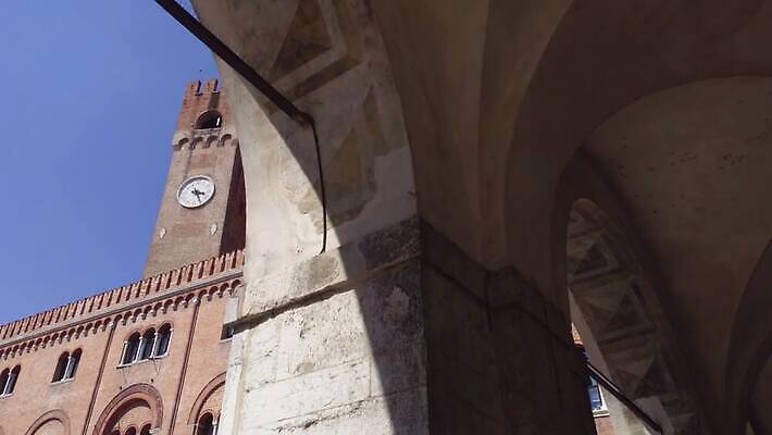 외관 유럽 시계 여행 건축양식 하늘 벽돌 사람없음 야외 건물 세로 파란색 탑 이탈리아 궁전 깃발 도시 중세 역사 닫기 묘사 시계탑 정사각형 광장 타운 종탑 랜드마크 로마네스크 로마인 옛날 4K MP4 해외동영상 클립영상 도형 건축물 건축 나라 컬러 고건축 모션 인종 동영상 파일형식