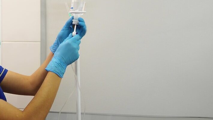 직업 장갑 백그라운드 건강 병원 주사기 치료 약 방 장비 흐름 간호사 의사 긴급 바늘 바이러스 떨어짐 질병 준비 튜브 주사약 외과 해결 조제 돌봄 치유 투입 헬프 항생제 코로나바이러스 MP4 해외동영상 클립영상 잡화 컨셉 의학 의료기기 모션 의료진 도구 도움 만들기 동영상 파일형식