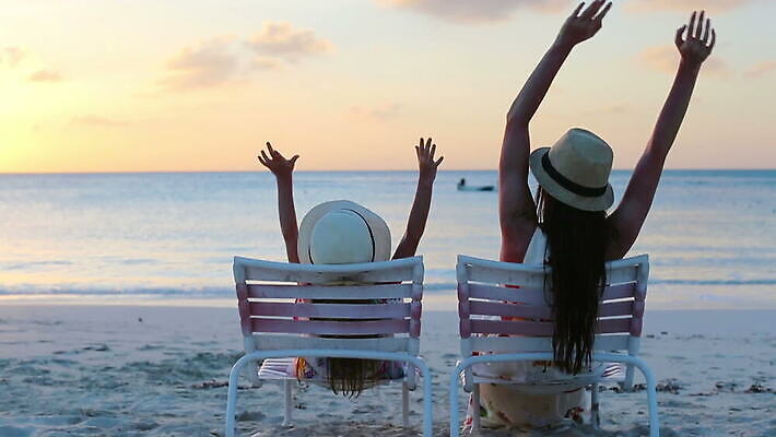 백인 라이프스타일 딸 어린이 바다 여행 의자 가족 하늘 엄마 휴가 휴식 사람 해변 야외 두명 태양 손들기 일출 기쁨 저녁 수평선 MOV 해외동영상 클립영상 자연요소 서양인 감정 가구 컨셉 관계 모션 생활 노을 야간 동영상 파일형식