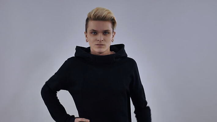 손 남자 백그라운드 실내 피곤 한명 20대 청년 30대 금발 촬영 총 슬픔 발사 불안 사인 고민 걱정 불행 긴장 과로 바보 우울감 우울증 자살 힙스터 밀레니얼 4K MOV 해외동영상 클립영상 1 헤어스타일 패션 감정 무기 컨셉 사람 성인 내부 신체부위 장년 경제 질병 동영상 파일형식