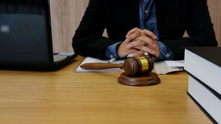 손 탁자 직장 한명 사람 책 컴퓨터 사무실 자유 잡기 업무 작업 범죄 망치 심볼 법 의사봉 재판 법관 질서 공정 판결 법원 변호사 고발 법정 재판소 천진난만 4K MOV 해외동영상 클립영상 직업 1 가구 컨셉 회사 비즈니스 모션 신체부위 전자제품 공구 예절 법률가 동영상 파일형식