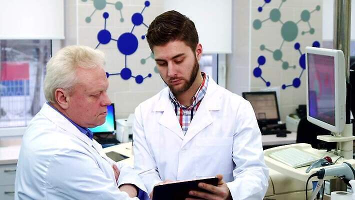 백인 응시 산업 과학 통계 병원 실험 관리 두명 스터디 컴퓨터 알약 약 디지털 자료 정보 코트 잡기 실험실 보호 생명공학 컨테이너 약국 과학자 동료 측정 시설 생물학 쇼 발견 교차 혁명 궤 엘리먼트 인턴 4K MOV 해외동영상 클립영상 서양인 직업 시선 교육 컨셉 비즈니스 의학 관계 모션 사람 전자제품 학습 외투 동영상 학자 파일형식