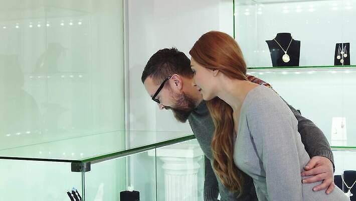 라이프스타일 커플 기념일 행복 감정 가족 관계 결혼식 남편 휴가 기념 발렌타인데이 선물 사랑 두명 쇼핑 유행 판매 세일 상점 낭만 아내 생일 황금 우아함 선택 구매 보석 쇼핑몰 진열장 소매 4K MOV 해외동영상 클립영상 결혼 컨셉 데이이벤트 사람 이벤트 생활 광석 동영상 파일형식