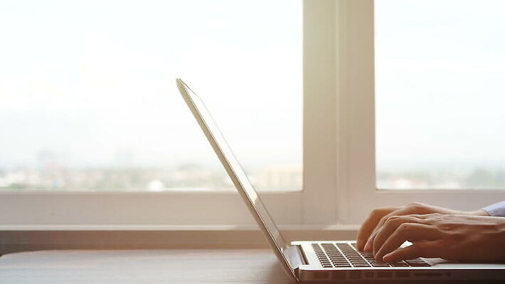 비즈니스 창문 한명 사람 노트북 컴퓨터 사무실 타이핑 키보드 업무 작업실 4K MOV 해외동영상 클립영상 1 전자제품 작업 동영상 파일형식