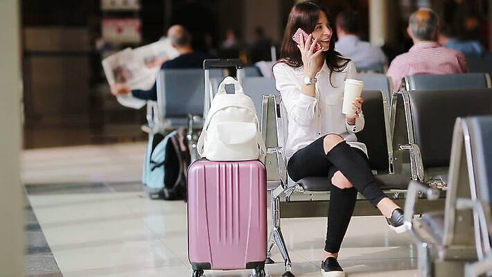 라이프스타일 여자 여행 휴가 사람 여러명 여행객 휴게실 기다림 공항 통화 수하물 MOV 해외동영상 클립영상 다수 교통시설 모션 생활 동영상 파일형식