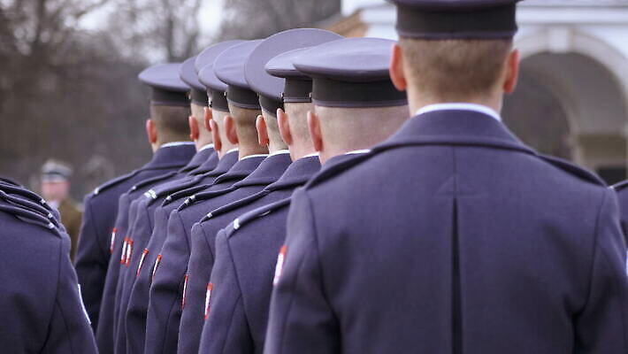 무기 선 이동 부츠 경비 사람 이벤트 사람없음 야외 파란색 축제 힘 총 자유 축하 그룹 의식 서식 군용 싸움 잔치 광택 육군 변장 질서 폴란드 애국심 규율 등급 송곳 전국 주목 특공대 필승 치프 4K MOV 해외동영상 클립영상 유럽 컬러 신발 컨셉 모션 군대 안전 예절 우승 보호 동영상 특수부대 파일형식