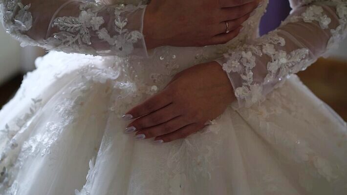 백인 손 드레스 옷 여자 딸 리본 결혼 신혼부부 결혼식 기념 사랑 이벤트 성인 사람없음 유행 귀여움 낭만 흰색 축하 가운 고급 우아함 닫기 묘사 들러리 착용 코르셋 헬프 스타일 놓기 MOV 해외동영상 클립영상 서양인 부부 감정 컬러 컨셉 가족 모션 사람 신체부위 도움 신혼 동영상 하객 파일형식