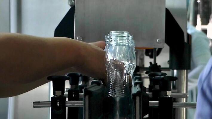 식물 손 산업 음료 선 음식 이동 공장 노동자 사람 사람없음 물 기계 장비 우유 벨트 업무 작업 투명 그룹 제조 상품 컨테이너 플라스틱 위치 국회 자동 접기 줄서기 컨베어밸트 놓기 비어있는 MP4 해외동영상 클립영상 자연요소 직업 잡화 컨셉 공업 모션 재질 유제품 신체부위 동영상 파일형식