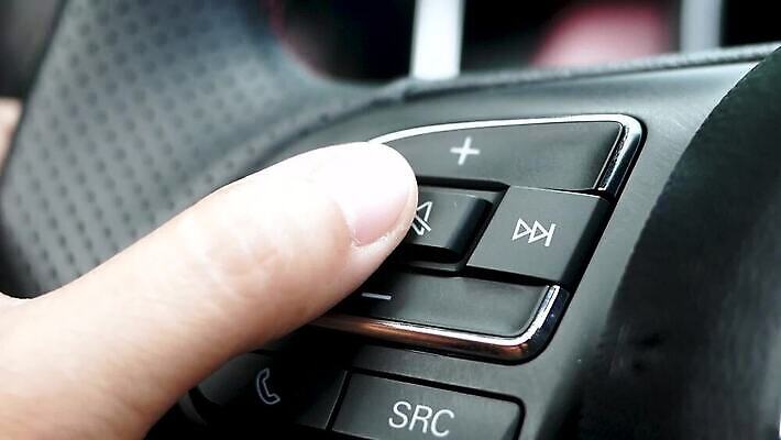 디자인 교통시설 자동차 버튼 실내 안전 사람없음 내부 스마트폰 검은색 소리 장비 운전 기구 판넬 바퀴 운전사 고급 우아함 볼륨 핸들 심볼 묘사 오브젝트 사인 오디오 언론 시스템 부름 스위치 조절 목소리 계기판 벙어리 자동 제어 스타일 방식 안락 MP4 해외동영상 클립영상 직업 육상교통 컬러 교통 컨셉 모션 전자제품 핸드폰 스마트기기 시설 동영상 파일형식