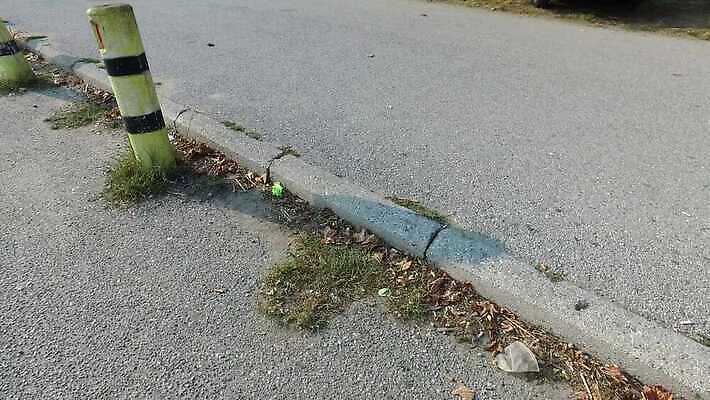 1 도로 교통시설 자동차 표시 거리 주택 사람없음 야외 세로 울타리 줄무늬 게 경계선 보행로 보호 위험 주차 장애물 위협 입장 받침대 오브젝트 싱글 보안 담배꽁초 봉 반대 그만 테러리스트 4K MP4 해외동영상 클립영상 길 선 육상교통 교통 컨셉 무늬 담배 갑각류 안전 건물 담장 범죄인 경계 시설 동영상 테러 파일형식