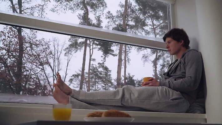 나무 백인 남자 커피 겨울 자연 호텔 아침 휴가 휴식 주택 병원 한명 20대 컵 운동복 방 머그컵 슬픔 마시기 시골 소나무 아침식사 주말 4K MOV 해외동영상 클립영상 주간 서양인 식물 1 식기 옷 계절 감정 음료 컨셉 의학 모션 숙소 사람 청년 건물 식사 생태계 동영상 파일형식