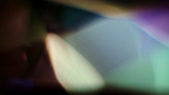 백그라운드 무지개 모션 추상 사람없음 컬러풀 고급 닫기 매끈함 크리스탈 보석 수집 질감 에메랄드 다이아몬드 루비 사파이어 스펙트럼 프리즘 4K MOV 해외동영상 클립영상 자연요소 컬러 컨셉 무늬 감각 광석 동영상 광학기기 파일형식