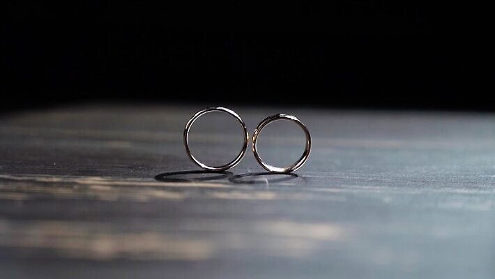 전통 커플 기념일 결혼 2 장신구 결혼식 남편 함께함 선물 사랑 사람없음 빛 금속 흰색 축하 반지 아내 쌍 황금 고급 닫기 은색 보석 심볼 오브젝트 다이아몬드 약혼 고립 백금 제안 MOV 해외동영상 클립영상 감정 컬러 컨셉 관계 모션 재질 이벤트 광석 약속 동영상 파일형식