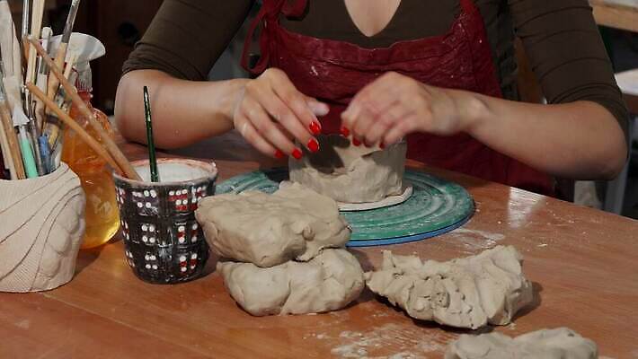 모양 직업 전통 손 문화 조각 비즈니스 사업가 교실 주방용품 노동자 기술 실내 창조 미술 사람 취미 사람없음 상점 업무 도자기 작업실 사발 제조 냄비 공예 만들기 예술가 점토 조형 수공예 도예가 방법 조각가 핸드메이드 4K MOV 해외동영상 클립영상 교육 생활용품 학교 모션 문화예술 내부 신체부위 작업 사기그릇 솥 동영상 파일형식