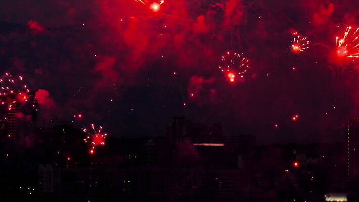 행복 컬러 백그라운드 하늘 불 추상 휴가 불꽃 기념 폭죽 미술 이벤트 사람없음 빨간색 빛 컬러풀 파티 축제 어둠 축하 야간 폭발 7월 4K MOV 해외동영상 클립영상 자연요소 감정 컨셉 무늬 문화예술 날짜 동영상 파일형식