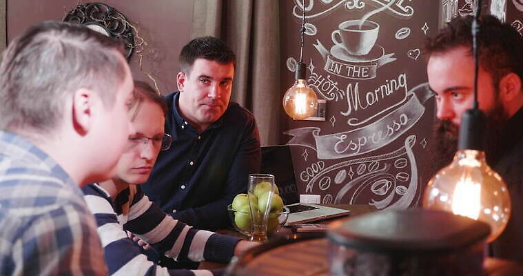 모자 라이프스타일 남자 행복 안경 음료 음식 컨셉 통신 모션 유리 휴가 맥주 생맥주 실내 대화 미소 앉기 성인 사람없음 친구 파티 식당 우정 축하 알코올 바 그룹 먹기 건배 토스트 히스패닉 4K MOV 해외동영상 클립영상 잡화 감정 빵 관계 재질 주류 표정 말하기 사람 이벤트 내부 생활 상점 동영상 파일형식