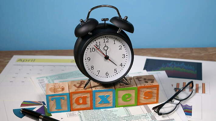 종이 시계 사람없음 금융 미국 자명종 달력 시간 업무 날짜 계획 야간 4월 책상 걱정 파일 파란배경 회계 세금 수입 정부 조언 환불 과세 카피스페이스 4K MOV 해외동영상 클립영상 자연요소 감정 가구 백그라운드 컨셉 북아메리카 경제 파란색 공백 알람 작업 동영상 파일형식