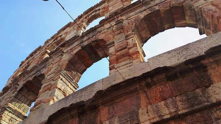 외관 유럽 문화 여행 건축양식 하늘 미술 사람없음 건물 여름 파란색 빛 도시풍경 교회 황혼 경기장 이탈리아 골동품 바위 도시 역사 야간 저녁 로마 극장 아치 콜로세움 원형경기장 빛망울 천연기념물 랜드마크 로마인 베로나 옛날 원형극장 제국 파멸 검투사 포럼 4K MP4 해외동영상 클립영상 자연요소 직업 건축물 계절 건축 나라 컬러 컨셉 스포츠시설 종교건축 문화예술 인종 풍경 일몰 돌_바위 토론 동영상 파일형식 소멸