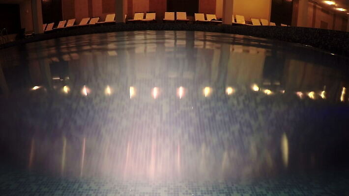 물결 파도 바다 백그라운드 패턴 호텔 표면 휴식 사람없음 물 빛 반사 수중 수영 스파 어둠 거품 젖음 투명 액체 떨어짐 야간 당구 아래 타일 휴양지 다이빙 질감 내추럴 깊이 비어있는 4K MOV 해외동영상 클립영상 자연요소 컨셉 무늬 숙소 구기 장소 수상스포츠 방향 위치 동영상 수중스포츠 파일형식