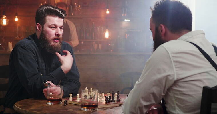 라이프스타일 영어 남자 음료 스포츠 컨셉 통신 유리 놀이 탁자 수염 함께함 담배 실내 대화 미소 사람 앉기 사람없음 친구 우정 게임 알코올 바 체스 연기 건배 전자 아일랜드 히스패닉 버번 위스키 이발사 힙스터 4K MOV 해외동영상 클립영상 문자 패션 유럽 가구 관계 모션 재질 주류 표정 말하기 내부 생활 동영상 파일형식