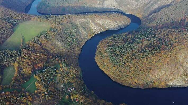 자연 안테나 파노라마 숙이기 사람없음 강 골짜기 계곡 일몰 놀람 시골 숲 체코 프라하 항공촬영 드론 랜드마크 보헤미아 편자 4K MOV 해외동영상 클립영상 감정 유럽 뷰포인트 포즈 통신 촬영기법 표정 노을 생태계 동영상 말발굽 파일형식