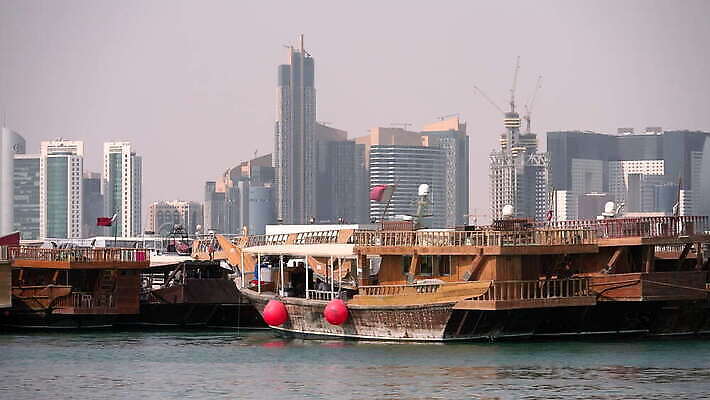 전통 문화 바다 여행 비즈니스 건축양식 낚시 항해 사람없음 건물 목재 탑 항구 고층빌딩 도시 만 보트 역사 재산 도심 중앙 정박 함선 아라비아 포트 카타르 동쪽 스카이라인 랜드마크 수도권 아랍어 4K MOV 해외동영상 클립영상 나무 건축물 건축 배_교통 재료 중동 교통시설 레저 빌딩 금융 방향 지역 동영상 파일형식