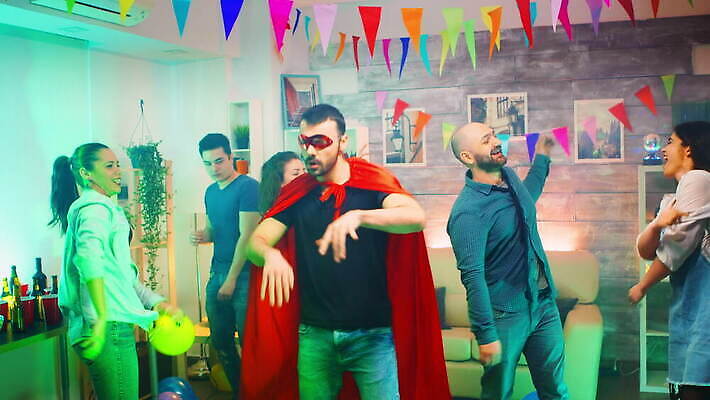 학생 여자 남자 음악 거실 휴가 아파트 주택 함께함 사람 성인 사람없음 빨간색 친구 파티 우정 기쁨 모임 마시기 축하 알코올 춤 그룹 야간 연결 망토 흥분 디스코 주말 나눔 슈퍼히어로 유흥 사교적 4K MOV 해외동영상 클립영상 자연요소 감정 컬러 컨셉 관계 모션 문화예술 이벤트 건물 영웅 동영상 파일형식