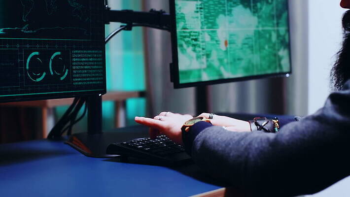 남자 인터넷 사람없음 컴퓨터 자료 웹 어둠 방 정보 작업 네트워크 바이러스 닫기 야간 연결 위험 공격 비밀 사이버 보안 신분 시스템 온라인 해킹 해커 데이터베이스 방화벽 사생활 서버 소프트웨어 악성코드 프로그래밍 4K MOV 해외동영상 클립영상 자연요소 컨셉 모션 안전 사람 전자제품 범죄 동영상 개발 파일형식