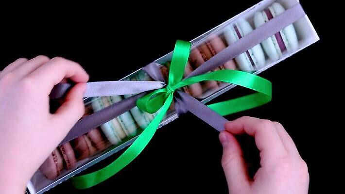 손 계절 기념일 행복 리본 백그라운드 크리스마스 겨울 휴가 디저트 부활절 새로움 새해 기념 발렌타인데이 관리 선물 사람 사람없음 장식 상자 쿠키 축제 놀람 흰색 축하 인사 잡기 생일 고급 우아함 연도 활 주기 패키지 추수감사절 머랭 MP4 해외동영상 클립영상 감정 기독교 음식 컬러 컨셉 모션 데이이벤트 표정 이벤트 신체부위 예절 동영상 파일형식