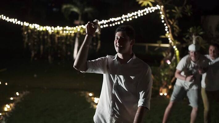 백인 전통 커플 드레스 여자 남자 신랑 결혼 신혼부부 호텔 결혼식 사랑 한명 장식 귀여움 정원 화환 흰색 가운 던지기 야간 저녁 빌라 휴양지 발리 인도네시아 가터벨트 MOV 해외동영상 슬로모션 클립영상 자연요소 서양인 1 부부 옷 꽃 감정 아시아 컬러 섬 컨셉 관계 모션 숙소 주택 촬영기법 사람 이벤트 장소 벨트 신혼 동영상 파일형식