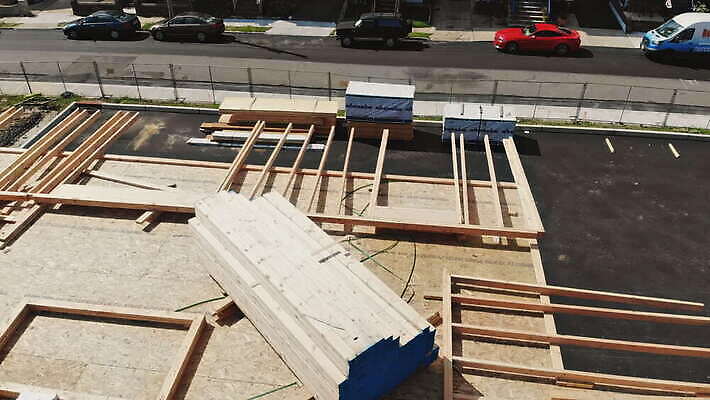 디자인 외관 산업 벽 건축양식 하늘 지붕 새로움 아파트 주택 프레임 사람없음 야외 내부 건물 목재 파란색 태양 건설현장 수리 땅 아래 통나무 목공예 콘도 뼈대 잡동사니 진행 복원 리모델링 수목 합판 4K MOV 해외동영상 클립영상 자연요소 나무 건축물 건축 컬러 컨셉 재료 숙소 건설업 공예 방향 위치 동영상 파일형식