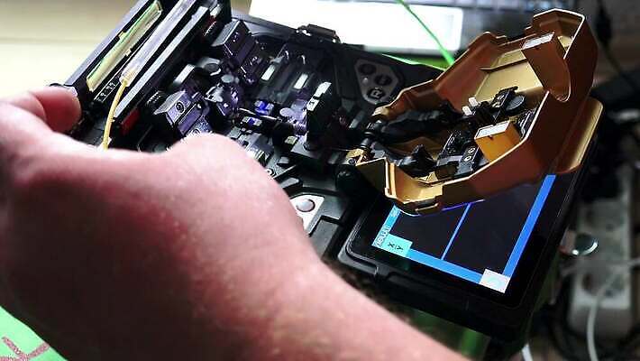 컬러 인터넷 비즈니스 통신 부분 유리 기술 사람없음 빛 컴퓨터 글로벌 디지털 자료 기계 장비 정보 기구 그물 네트워크 플러그 코드 전기에너지 연결 접속 오브젝트 속도 싱글 퓨전 철사 승객 섬유 획득 공학 광학 검안사 4K MP4 해외동영상 클립영상 직업 교육 재질 전자제품 에너지 직물 동영상 파일형식 안경사