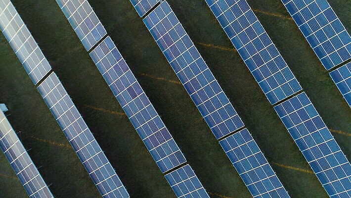 산업 백그라운드 사람없음 초록색 햇빛 태양 환경 재활용 장비 에너지 판넬 회전 하이테크 태양에너지 드론 공급 4K 설정숏 MOV 해외동영상 클립영상 자연요소 컬러 기술 촬영기법 그린에너지 친환경 동영상 파일형식