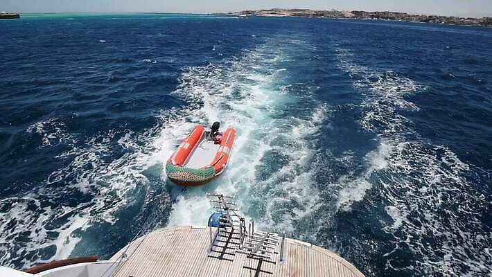 바다 여행 포즈 요트 사다리 모션 하늘 휴가 항해 사람없음 물 여름 파란색 기쁨 흰색 보트 고급 큼 갑판 함선 견인 단계 철책 수평선 MP4 해외동영상 클립영상 자연요소 계절 감정 컬러 컨셉 배_교통 도구 크기 동영상 파일형식